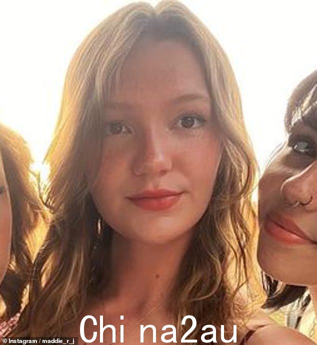 在一段爆炸性的视频中，这位年轻的少女（如上图所示）在后来的 Instagram 帖子中展示了她和特朗普小时候在一起摆姿势的照片，这张照片似乎是在哥伦比亚大学的学校照片语法和预科学校