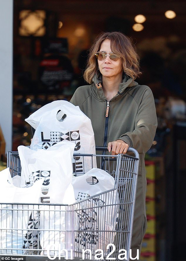 Halle Berry 是一位脚踏实地的名人，她自己去杂货店购物