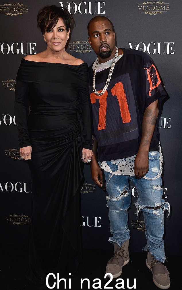 Kris Jenner 和 Kayne West 出席 2015 年 10 月 3 日在巴黎举行的《Vogue》95 周年派对