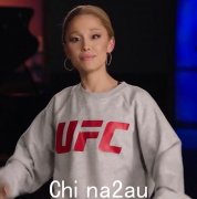 粉丝们为爱莉安娜·格兰德 (Ariana Grande) 在《周六夜现场》(SNL) 上奇异的 UFC 宣传片疯狂