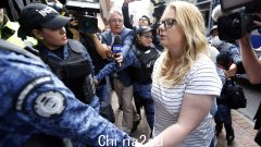 卡西·塞恩斯伯里 (Cassie Sainsbury) 表示，她被订婚时爱上的女人“培养”走私可卡因到哥伦比亚