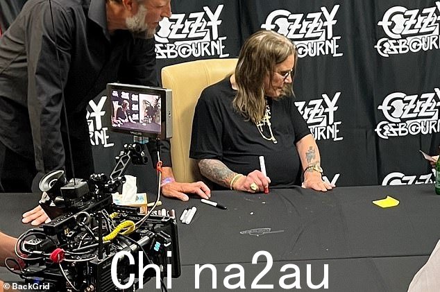 Ozzy 准备签名