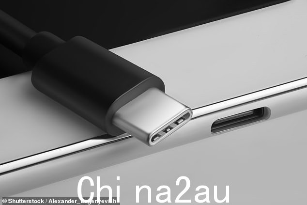 欧盟规定从 2026 年起要求所有设备（包括笔记本电脑）使用 USB-C 电缆。英国产品安全和标准办公室 (OPSS) 已就此展开咨询。让 USB-C 电缆成为通用充电器（库存图片）