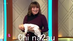 洛林·凯利 (Lorraine Kelly) 在电视首秀中看到小孙女呕吐和哭泣，粉丝们都对这位资深主持人的着装开了同样的玩笑