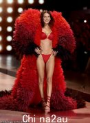 贝拉·哈迪德 (Bella Hadid) 强势回归，被誉为维多利亚的秘密时装秀“女王”