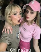 乔伊·金 (Joey King) 表示，当她看到“妻子”萨布丽娜·卡彭特 (Sabrina Carpenter) 登上芝加哥舞台时，她泪流满面