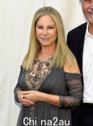 芭芭拉·史翠珊 (Barbra Streisand) “为她的新二重唱专辑聚集了 60 年代的民间英雄、披头士乐队和 80 年代的流行歌星”