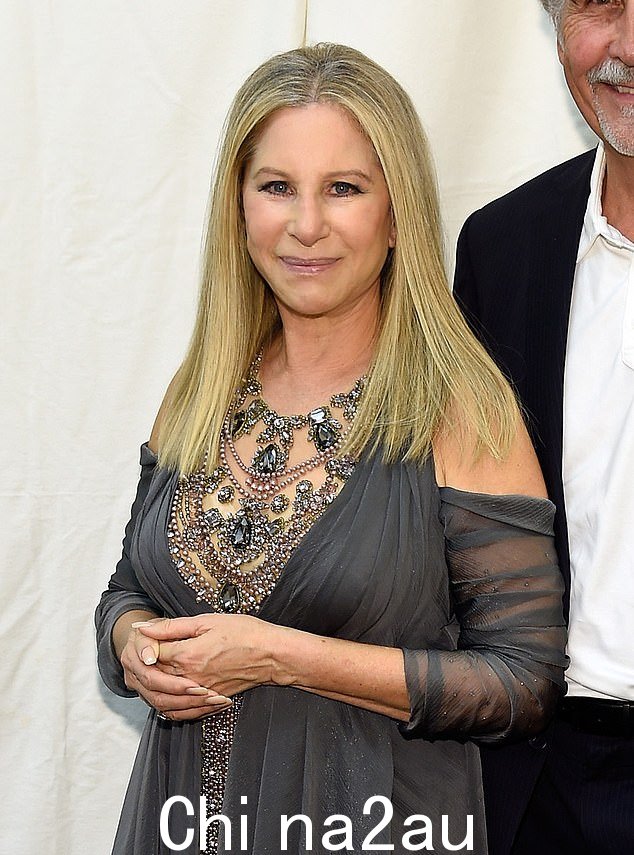 Barbra Streisand，82 岁，已邀请几位大牌艺术家加入她的新二重唱专辑，该专辑将于 2025 年初发行。见于 2016 年