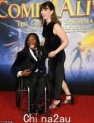 阿德·阿德皮坦 (Ade Adepitan) 的妻子琳达 (Linda) 怀上了他们的第二个孩子：51 岁的残奥会运动员看起来很高兴，而他 34 岁的歌手搭档在剧院活动中展示了她的