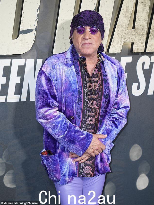 Bruce 和他的 E Street 吉他手 Steve Van Zandt 一起选择了紫色天鹅绒衬衫和配套的 PVC 裤子