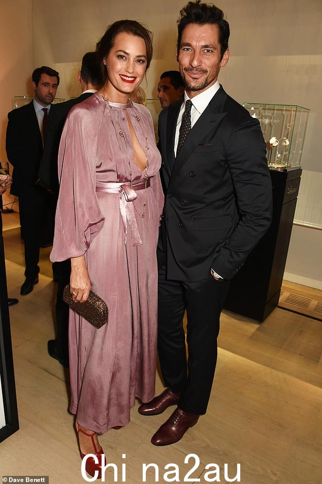 Yasmin Le Bon (L) 和 David Gandy 出席萧邦展览鸡尾酒会开幕式