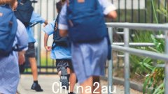 步行上下学不安全！澳大利亚一所学校外发生了惊心动魄的一幕。 8岁小学生当街差点被拐（图）