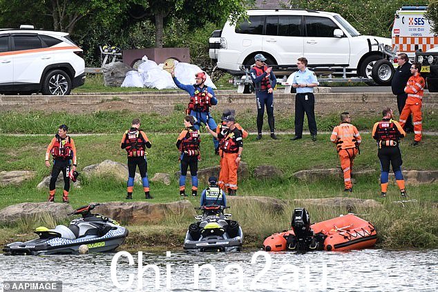 接到报告称一名妇女和两名儿童落水“遇险”后，紧急服务人员赶往乔治河兰斯维尔好莱坞大道附近希勒公园的船坡道