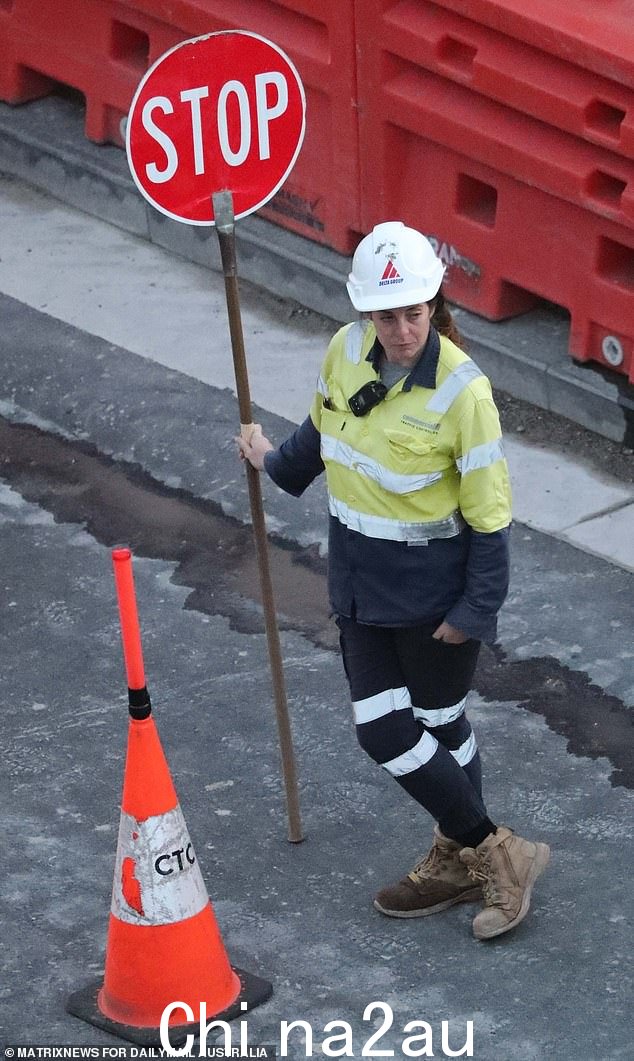 维多利亚大型公路和铁路项目的交通管制员根据 CFMEU 达成的薪资协议赚取 20 万美元的薪水（文件图片）