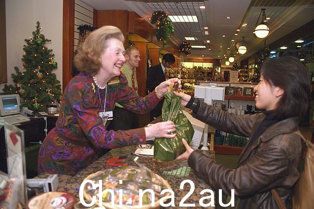 1997 年，Raine Spencer 伯爵夫人在希思罗机场的 Harrods 商店为顾客提供服务