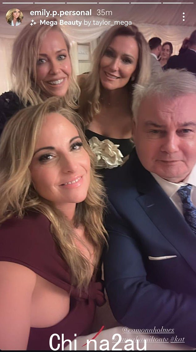 Eamonn Holmes 与女友凯蒂·亚历山大 (Katie Alexander) 度过了周末，在朋友的婚礼上亲密合影（右后为凯蒂，左后为电视明星劳拉·汉密尔顿）