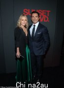 凯莉·里帕 (Kelly Ripa) 和丈夫马克·康苏洛斯 (Mark Consuelos) 在百老汇开幕式上展现了强大的统一战线——在尴尬的“灰色离婚”讨论之后