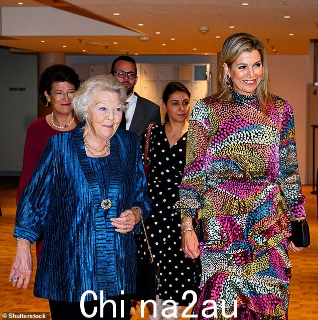 Máxima 身穿印度出生、伦敦品牌 Saloni 的彩色中长连衣裙，而她的婆婆则选择了一件充满活力的宝蓝色长袍上衣，上面饰有亮片thread