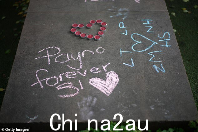 一条暖心留言说“Payno Forever 31”，而 ot她把蜡烛摆成心形