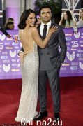 维姬·帕蒂森 (Vicky Pattison) 和丈夫埃坎·拉马丹 (Ercan Ramadan) 在英国骄傲奖 (Pride of Britain Awards) 上以已婚夫妇的身份首次亮相红毯