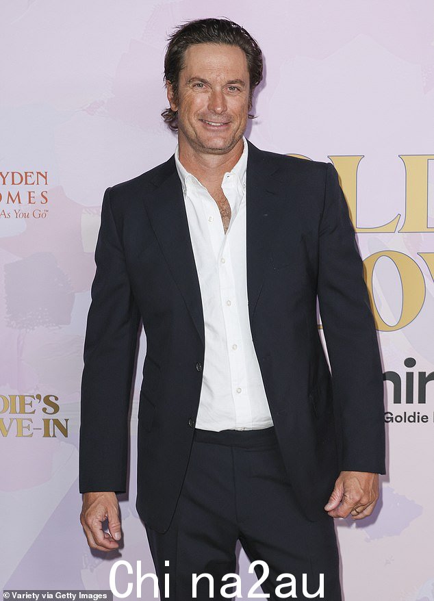 Oliver Hudson 最近公开谈论了 Goldie Hawn 的名气如何让他小时候感到不安；（图为 9 月）