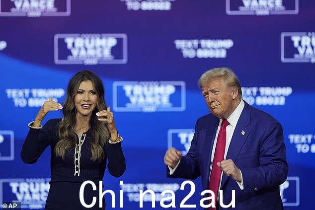 唐纳德·特朗普 (Donald Trump) 在市政厅与州长克里斯蒂·诺姆 (Kristi Noem) 一起随着音乐摇摆