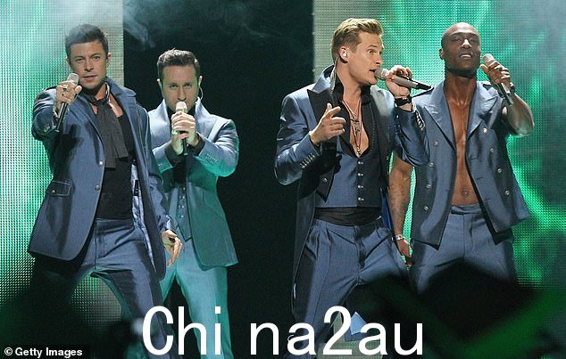 男孩乐队 Blue 一起合影：（L-R Duncan James、Antony Costa、Lee Ryan 和 Simon Webbe）