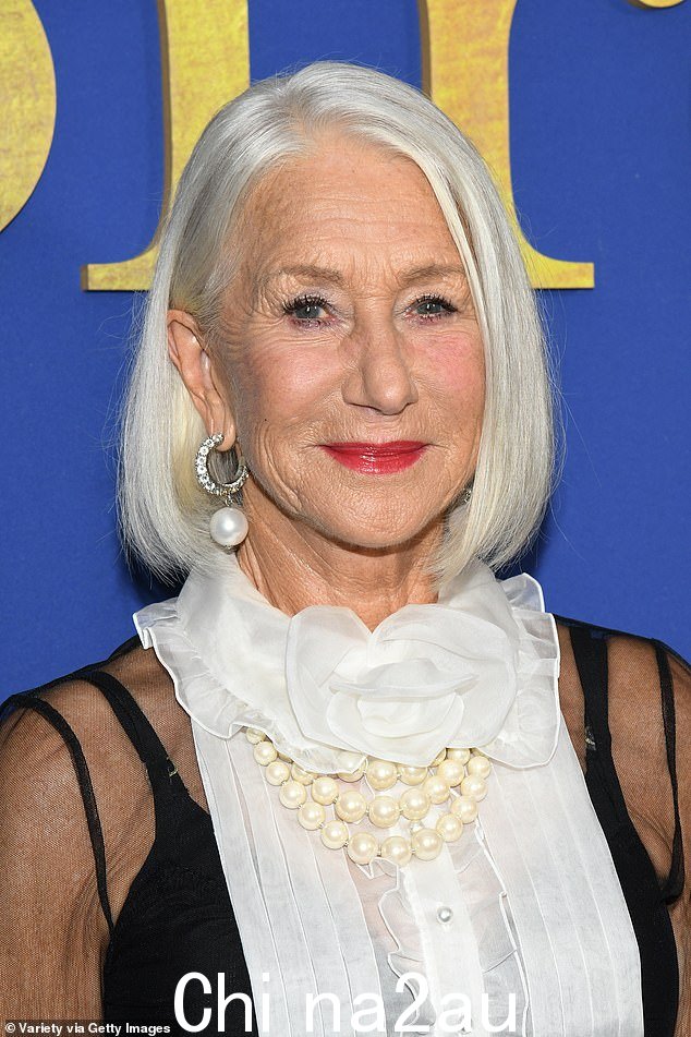 海伦·米伦 (Helen Mirren) 在一次奇怪的采访中讨论衰老以及黑人社区如何为时尚达人哈里·斯泰尔斯 (Harry Styles) 铺平道路时，意外地向科特·科比安 (Kurt Cobian) 致敬