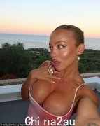 塔米·赫姆布罗 (Tammy Hembrow) 因穿着低胸紧身胸衣裸露全身，因冒着衣柜重大故障的风险而遭到残酷烘烤：“我们真的看到了你的乳头”