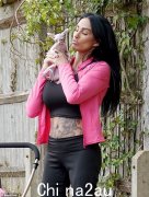 凯蒂·普莱斯 (Katie Price) 带着她价值 800 英镑的新斯芬克斯猫黛西 (Daisy) 坐在婴儿车里散步，她穿着露脐上衣，因为她的体重急剧下降引发了人们的担忧