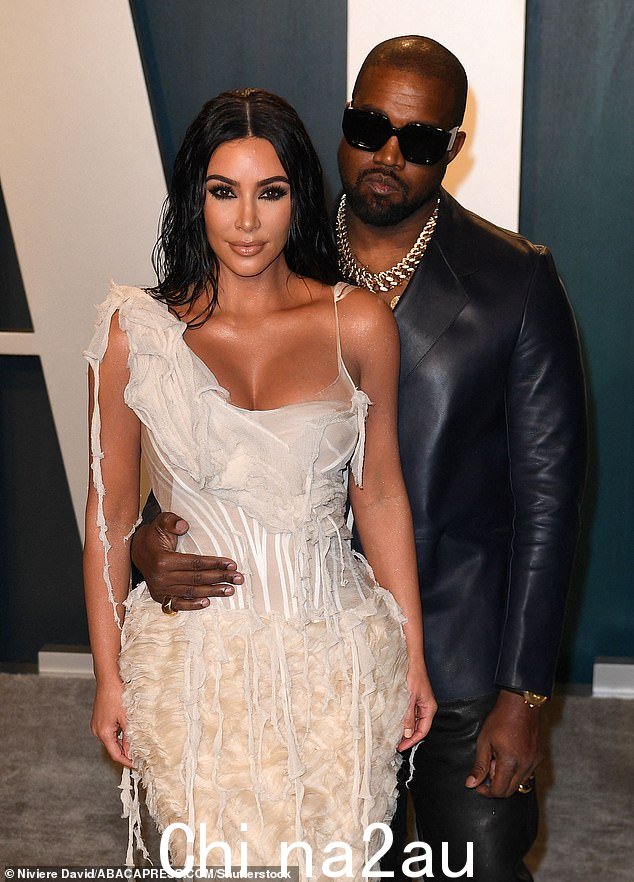 Kanye 于 2022 年 12 月与 Bianca 结婚，就在他与 Kim 离婚（2020 年 2 月拍摄）完成一个月后，这对前夫育有四个孩子 - North、11、Saint、八、芝加哥、六和诗篇、五