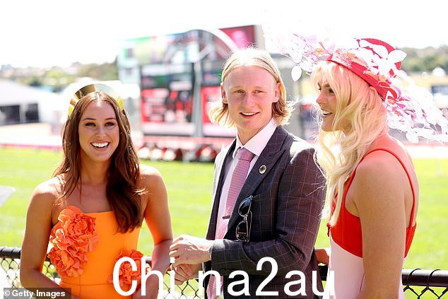 Brianna Throssell 也使出了浑身解数，因为人们看到她与 Shayna 和 AFL 明星 Oliver Dempsey 在 Moonee Valley 赛马场度过了人生中最美好的时光