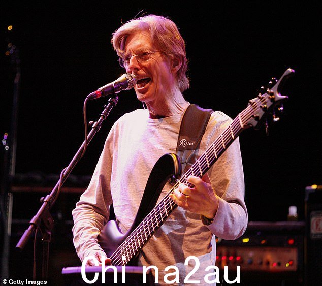 Grateful Dead 贝斯手兼联合创始人 Phil Lesh 于 10 月 25 日星期五早上在家人的陪伴下“安详”去世，享年 84 岁