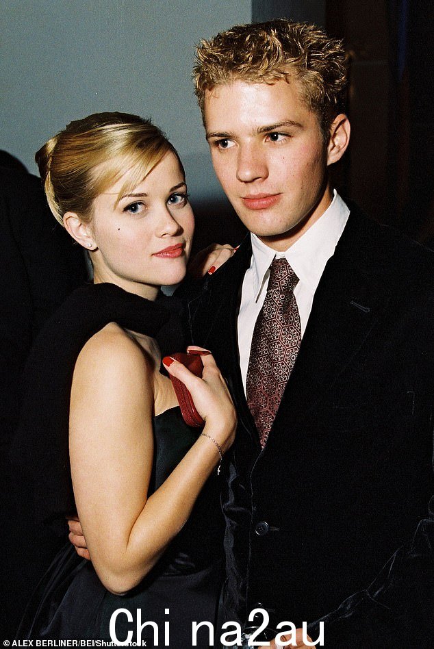 Witherspoon 于 199 年至 2006 年首次与 Ryan Phillippe 结婚；他们的照片拍摄于 1998 年