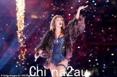 泰勒·斯威夫特 (Taylor Swift) 在新奥尔良 Eras Tour 音乐会上向男友特拉维斯·凯尔斯 (Travis Kelce) 特别致意