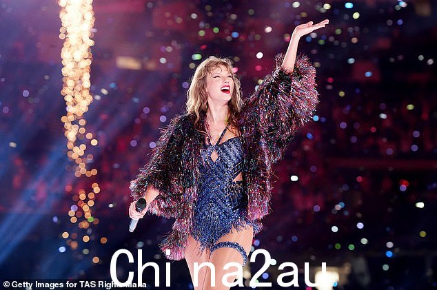 34 岁的泰勒·斯威夫特 (Taylor Swift) 在路易斯安那州新奥尔良举行的 Eras 巡演中特别提到了她 35 岁的 NFL 明星男友特拉维斯·凯尔斯 (Travis Kelce)。一边扔足球，一边唱着她的歌曲 Midnight Rain