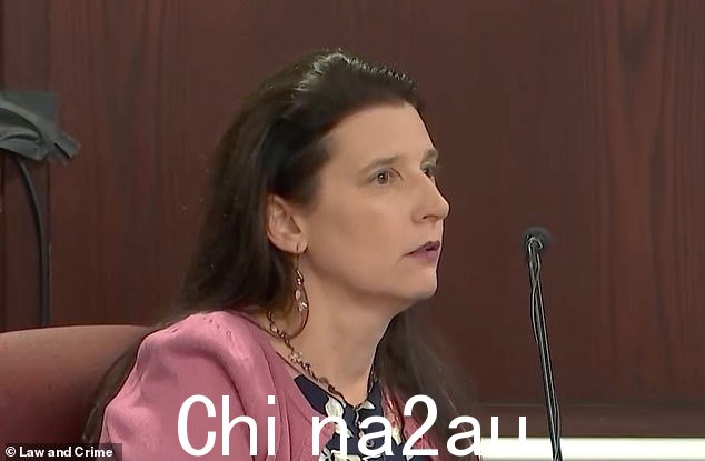 Alisa Mathewson 在她丈夫的审判中在证人席上压抑了自己的情绪