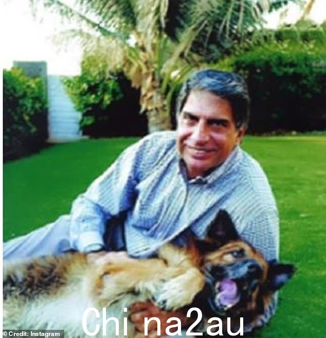 Ratan Tata 与他心爱的德国牧羊犬 Tito 合影