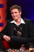 埃迪·雷德梅尼 (Eddie Redmayne) 透露了他避免被认出的秘密技巧，他罕见地洞察了他与妻子汉娜 (Hannah) 以及两个孩子 (八岁的艾里斯 (Iris) 和六岁的卢克 (Luk