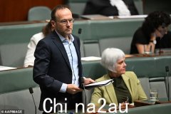 绿党领袖亚当·班特 (Adam Bandt) 在与美国广播公司 (ABC) 记者的紧张交流中，在澳航福利曝光后做出了非凡的反应