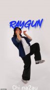 雷冈 (Raygun) 挑衅地展示了她标志性的霹雳舞动作，这位备受争议的奥运选手向仇恨者发起了一场舞蹈比赛，奖金 1 万美元可供争夺