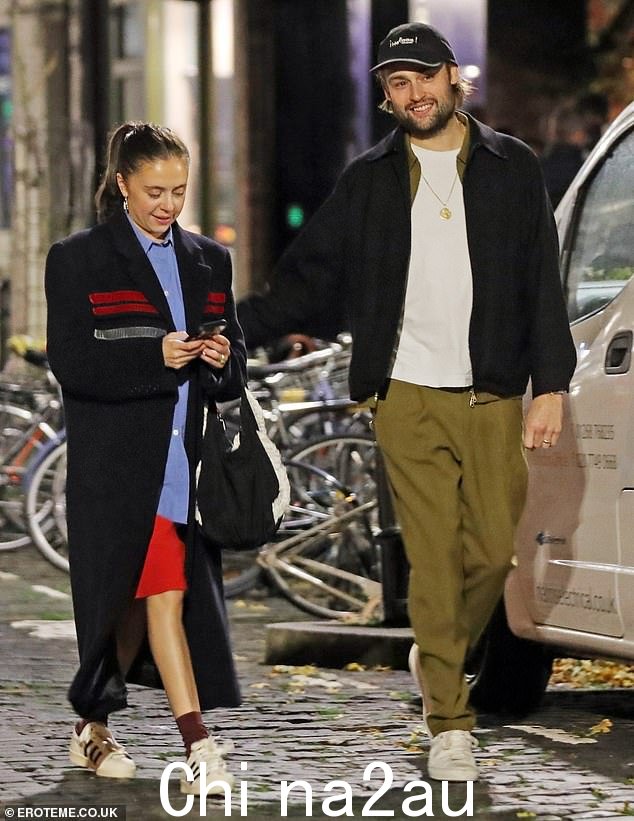 Bel Powley 和 Douglas Booth 在米其林星级餐厅享用浪漫晚餐，庆祝结婚一周年