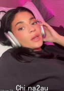 凯莉·詹纳 (Kylie Jenner) 透露了她最喜欢的英国电视节目，她在私人飞机上观看节目时流下了眼泪