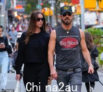 53 岁的贾斯汀·塞洛克斯 (Justin Theroux) 与 30 岁的未婚妻妮可·布莱登·布鲁姆 (Nicole Brydon Bloom) 穿着 Big Black Tools 背心展示肌肉