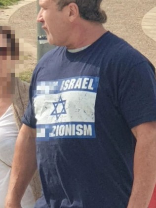 据称这件衬衫上印有以色列国旗，上面写着“f**k Israel” ”和“去他妈的犹太复国主义”。图片：austjewishassociation/ Instagram。