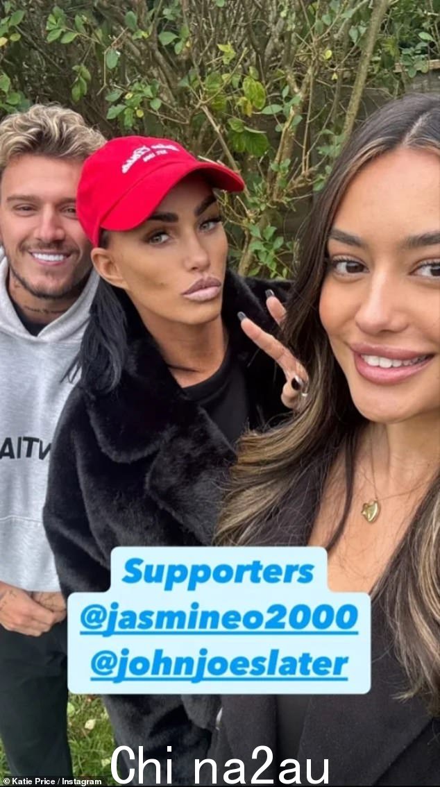 Katie Price 周日完全处于妈妈模式，她在足球比赛中支持她 19 岁的儿子 Junior Andre，旁边还有这位有抱负的歌手的女友 Jasmine Orr，24