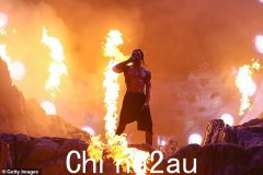 澳大利亚巡演期间发生大规模争吵后，奥克兰特拉维斯·斯科特 (Travis Scott) 演出中父亲和年轻歌迷之间爆发激烈打斗