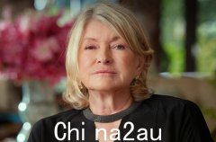 玛莎·斯图尔特 (Martha Stewart) 在 Netflix 的新纪录片中用一句台词讲述了自己的风流韵事，引起了粉丝们对这位“野蛮”83 岁老人的欢呼