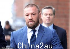 2018 年，综合格斗明星康纳·麦格雷戈 (Conor McGregor) 因涉嫌性侵犯而面临法庭审判，据称他在都柏林酒店吸食可卡因期间按住一名女子，使用锁臂锁并强奸了