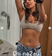 佩丽冉卡·乔普拉 (Priyanka Chopra) 罕见地穿着胸罩摆出姿势，展示了她的钻石腹部穿孔和纹身